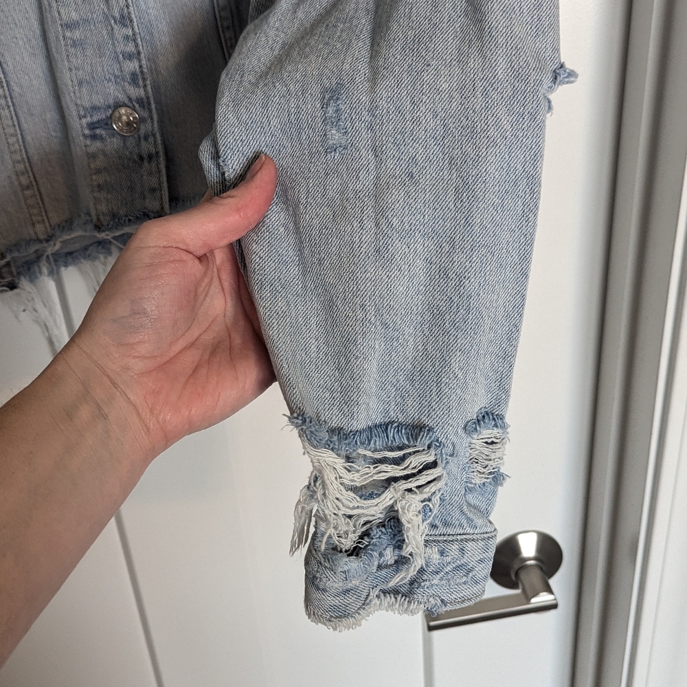 American Eagle Cropped Oversized Jean Jacket Very Distressed sz M - Picture 4 of 8